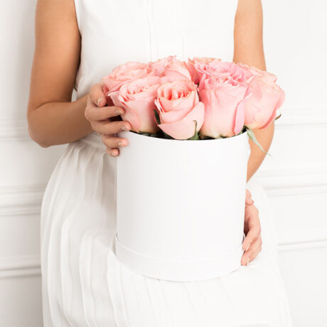 15 нежно-розовых роз в шляпной коробке