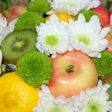 Букет из фруктов и кустовых хризантем