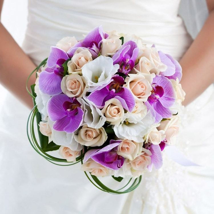 Букет невесты из кремовых роз и орхидей