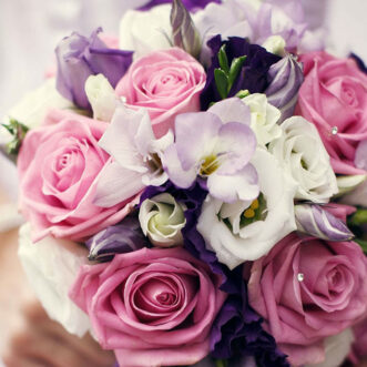 Букет невесты из розовых роз и эустом