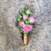 Бутоньерка из розовых кустовых роз