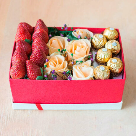 Клубника, розы и конфеты в коробке