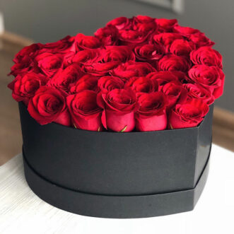 Красные розы в коробке в виде сердца
