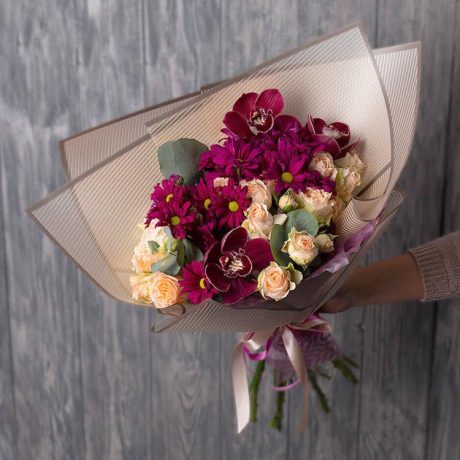 Букет из хризантем, кустовых роз и орхидей