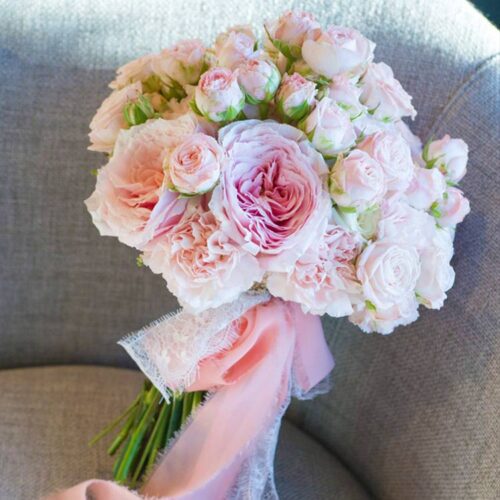 Букет невесты из пионовидных роз и диантуса