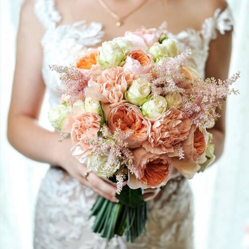 Букет невесты из пионовидных роз и гвоздики