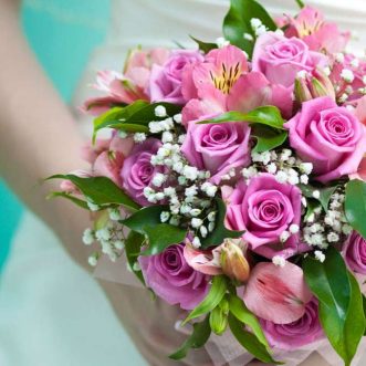 Букет невесты из роз и альстромерии