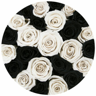 Черные и белые розы в шляпной коробке