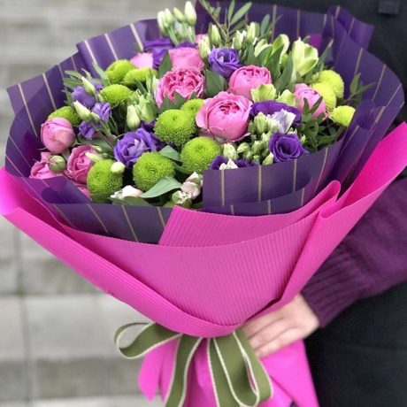Букет из фиолетовых эустомы и хризантем