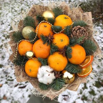 Новогодний букет из мандаринов и шаров