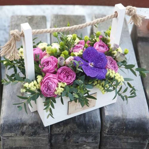 Пионовидные кустовые розы и ванда в ящике