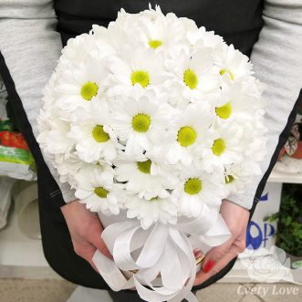 Белые хризантемы в шляпной коробке