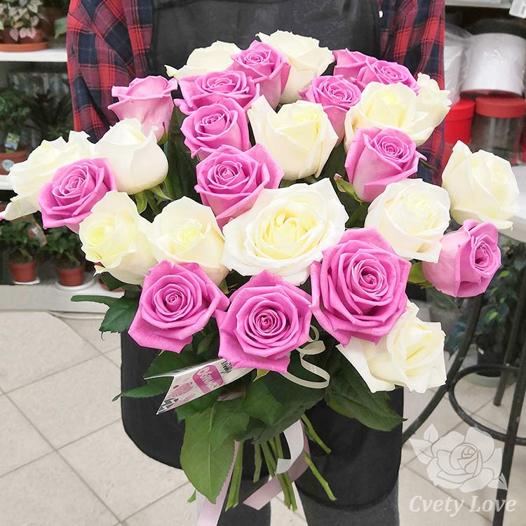 Розы белые с розовыми розами синнабон заказать