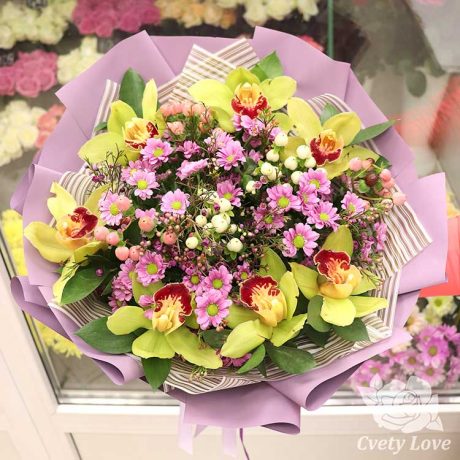Букет из орхидей и хризантем