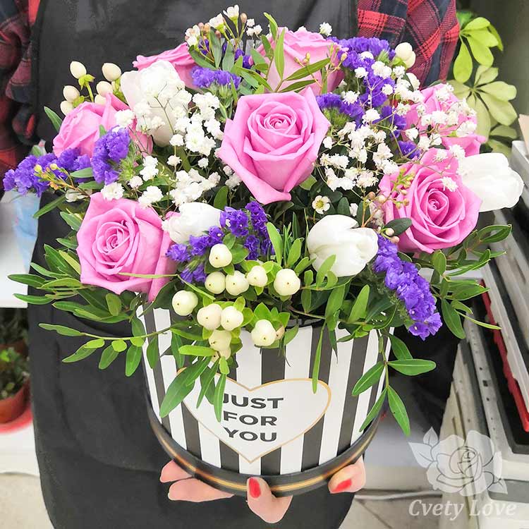 Розовые розы и тюльпаны в шляпной коробке