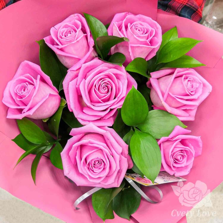 Букет из 7 розовых роз и рускуса