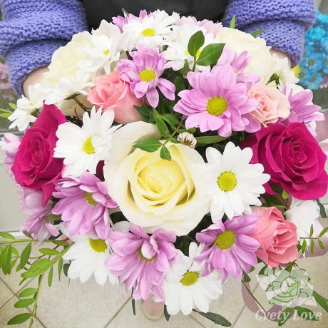Кустовые хризантемы и 9 роз в шляпной коробке