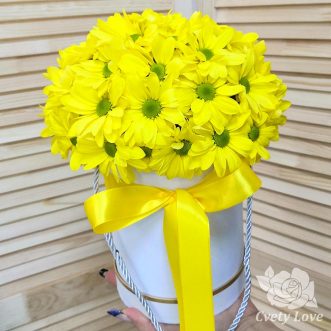 Желтые хризантемы в шляпной коробке