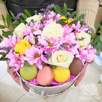 4 макарун, хризантемы и розы в шляпной коробке