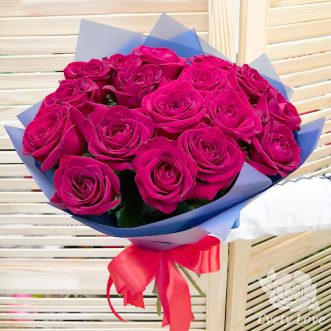 Букет из 17 красных роз в корейской пленке