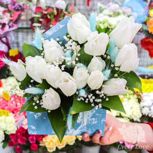 Белые тюльпаны в коробке-конверт