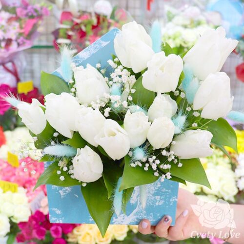 Белые тюльпаны в коробке-конверт
