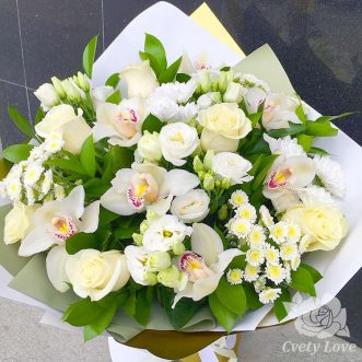 Букет из белых орхидей, хризантем и роз