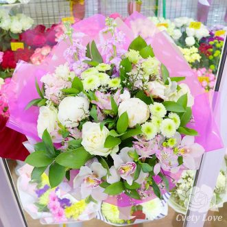 Букет из белых пионов, роз и орхидей