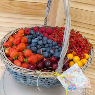Летние ягоды в корзине