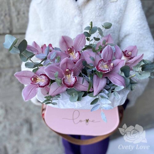 Розовые орхидеи и эвкалипт в сумочке