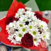 Букет из белых хризантем и красных роз