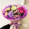 Букет из роз, альстромерий и фиолетовых диантусов