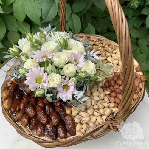 Орехи, финики и цветы в корзине