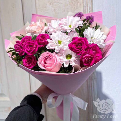 Букет из кустовых хризантем и розовых роз