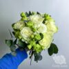 Букет невесты из белых роз и эустом