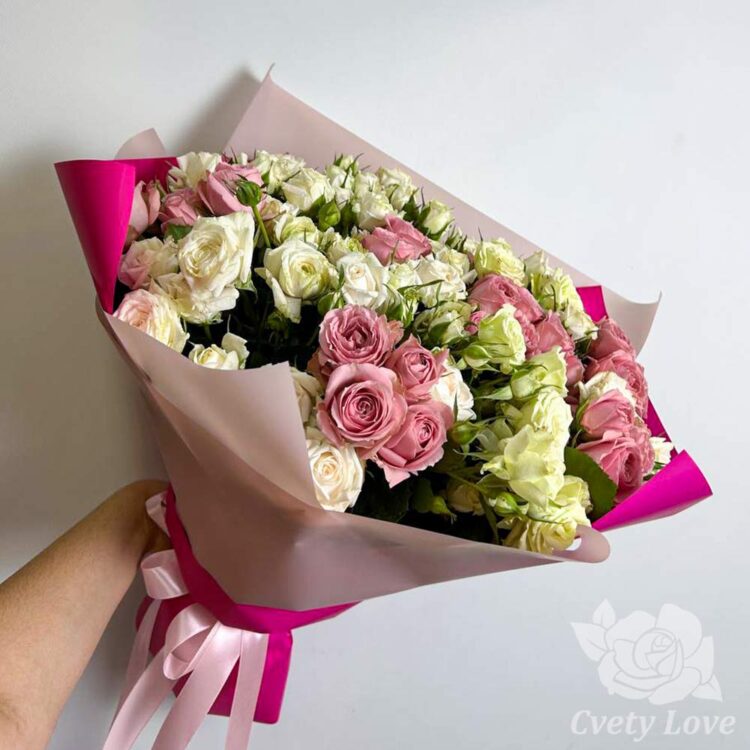 Букет из 25 розовых и белых кустовых роз