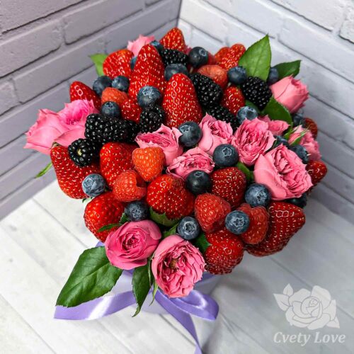 Кустовые розы и ягоды в коробке